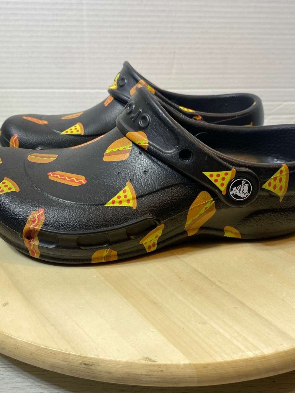 Crocs Bistro Women’s Food Print Clogs Black Pizza Burger Hot Dog Size W6 - Picture 4 of 10